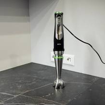 Stabmixer-Test: Der Braun MultiQuick 9 MQ9147X steht auf einer grauen Arbeitsfläche.