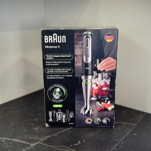 Stabmixer im Test: Die Verpackung eines Braun Multiquick 9 steht auf einer grauen Arbeitsfläche.
