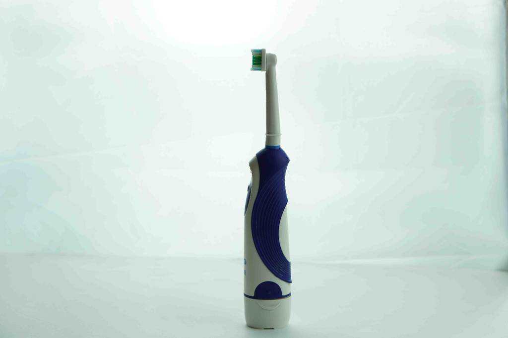 Oral-B elektrische Zahnbürste im Test: Gesamtansicht vor der Seite.