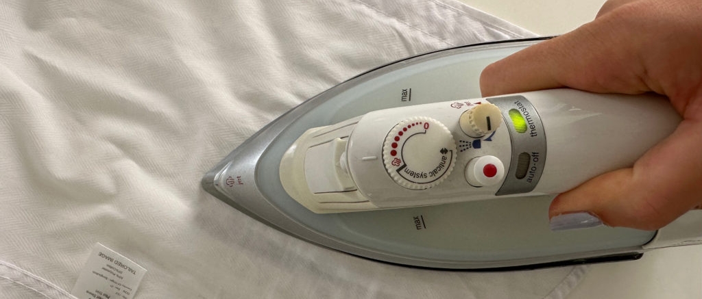 Mit dem getestete Bügeleisen wird ein Kleidungsstück gebügelt.