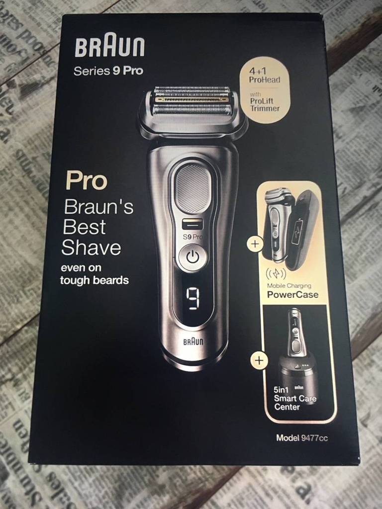Nahaufnahme einer Originalverpackung eines Rasierers im Test: Braun Series 9 Pro 9477cc.