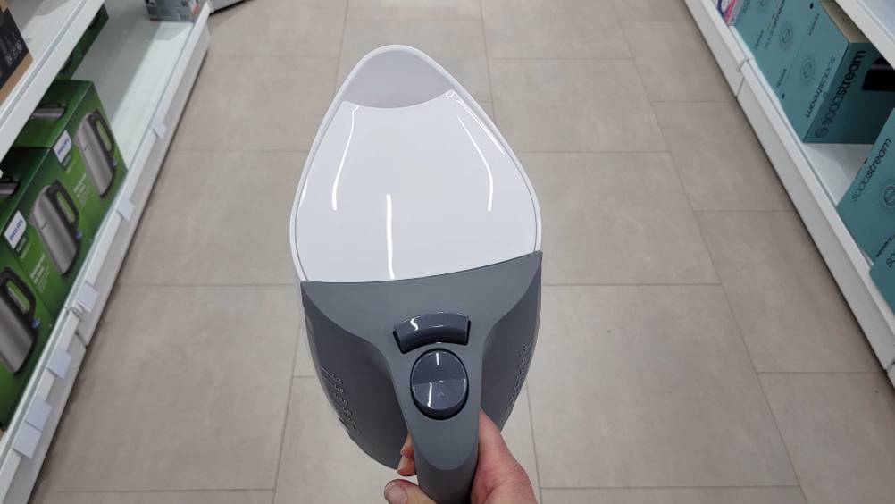 Ein Braun-Wasserkocher im Test von oben von einer Hand gehalten.