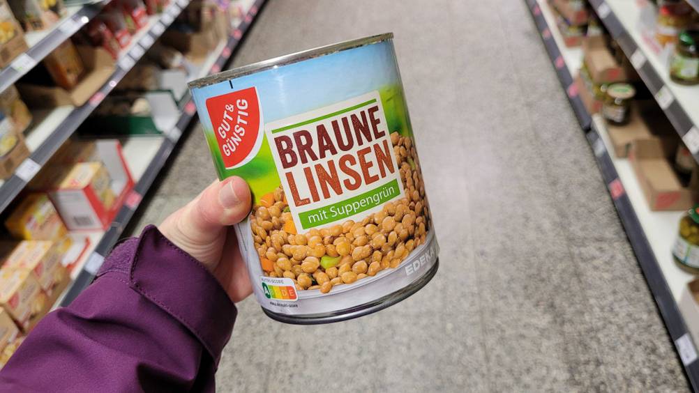 Eine Hand hält eine Dose der Braun-Linsen im Test hoch.