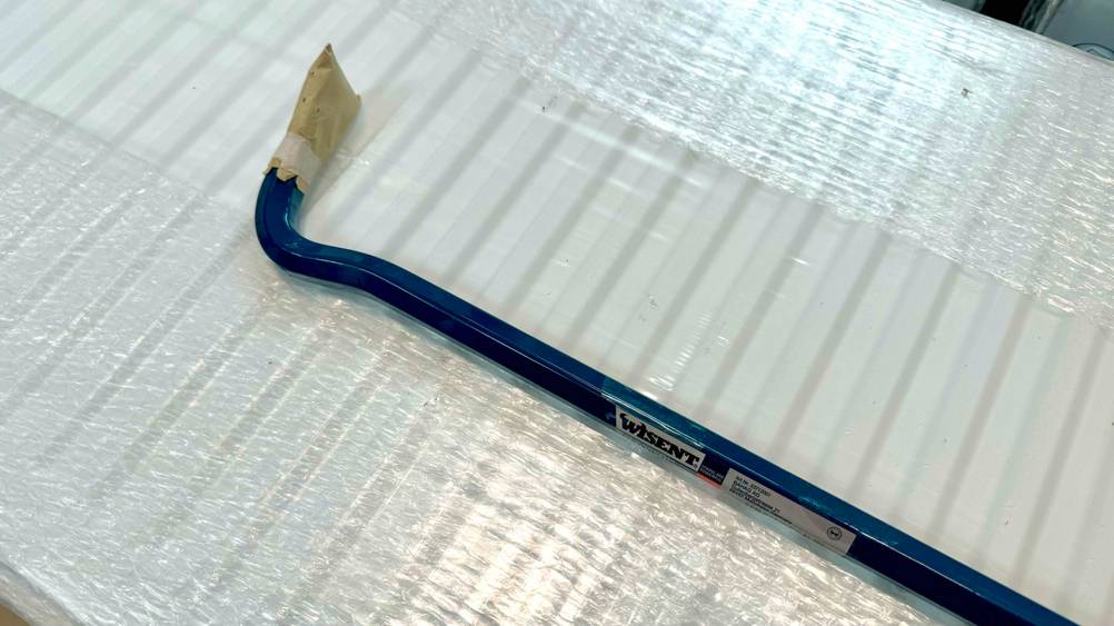 Brecheisen im Test: Nahaufnahme der gebogenen Seite die eingepackt ist.