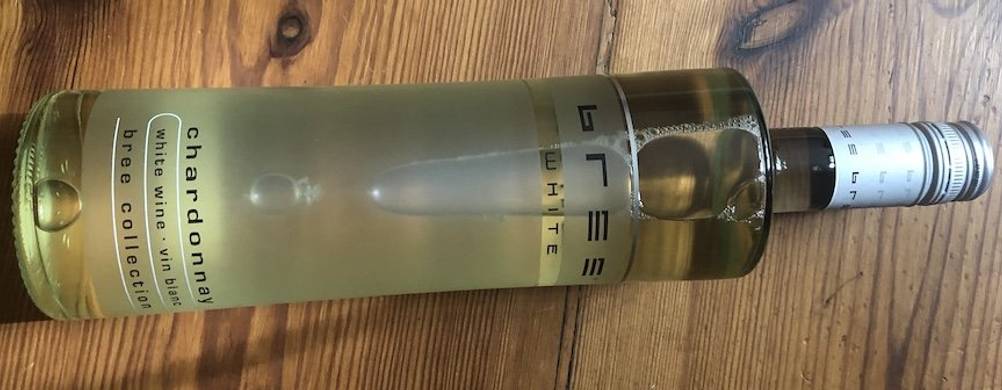 eine Flasche Bree-Chardonnay auf dem Holzboden