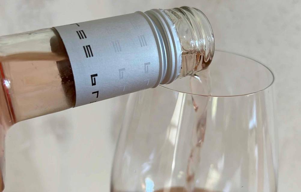BREE Free alkoholfreier Wein einschenken