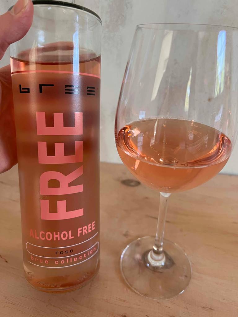 BREE Free alkoholfreier Wein, Flasche und Weinglas