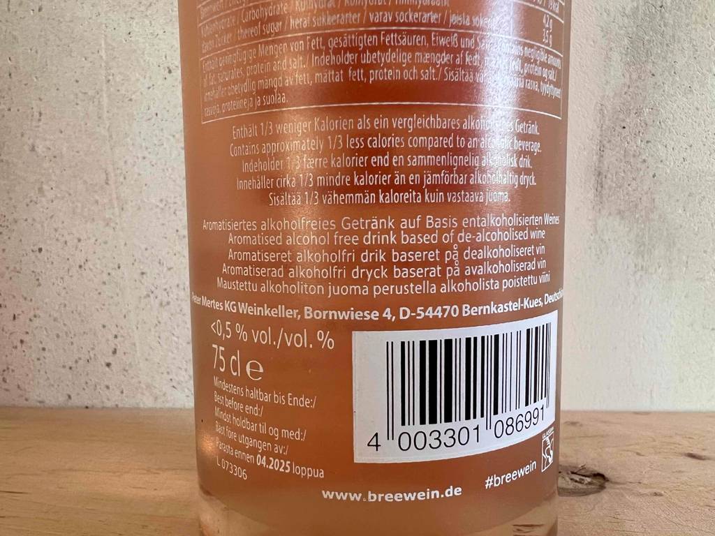 Nahaufnahme der Angaben auf der Rückseite einer Flasche alkoholfreien Weines.