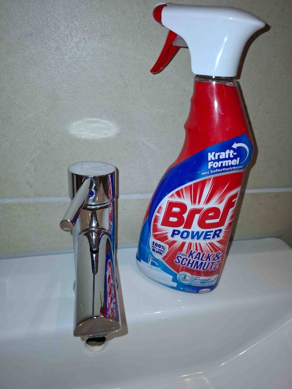 Neben einem Wasserhahn steht ein Badreiniger im Test.