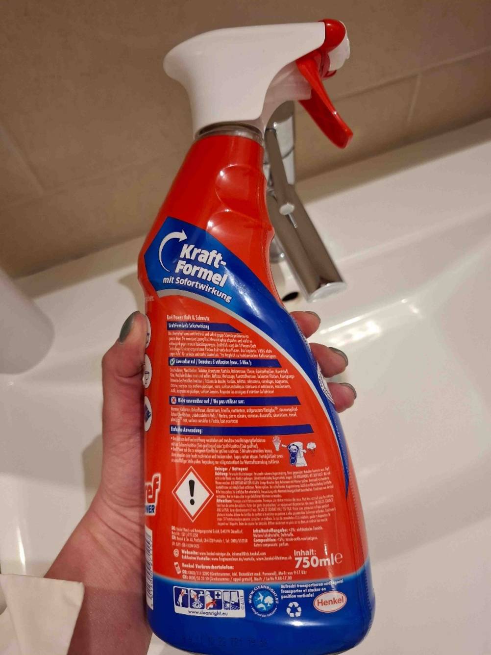 Getestet: ein Badreiniger mit Kraftformel im Pumpspender mit rotem Etikett.