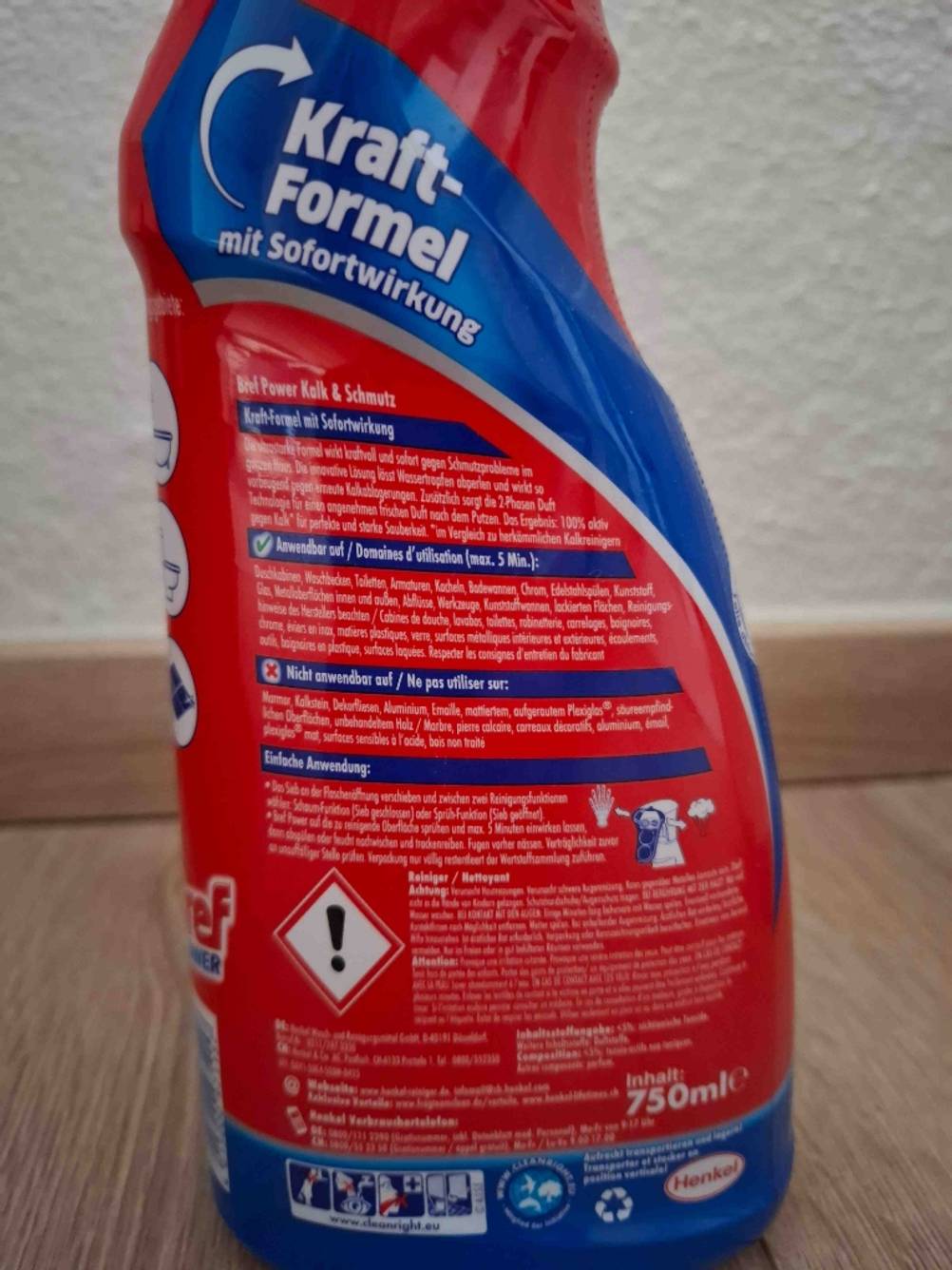 Detailansicht des Etiketts auf einem Pumpspender des getesteten Badreinigers.