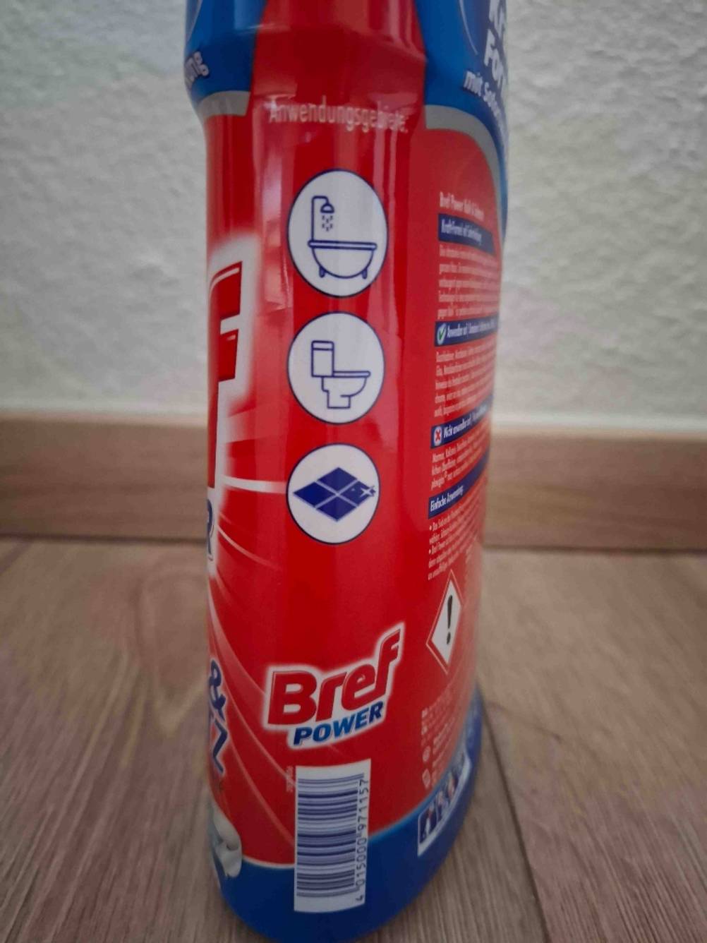 Im Test: ein Badreiniger im Pumpspender mit rotem Etikett.