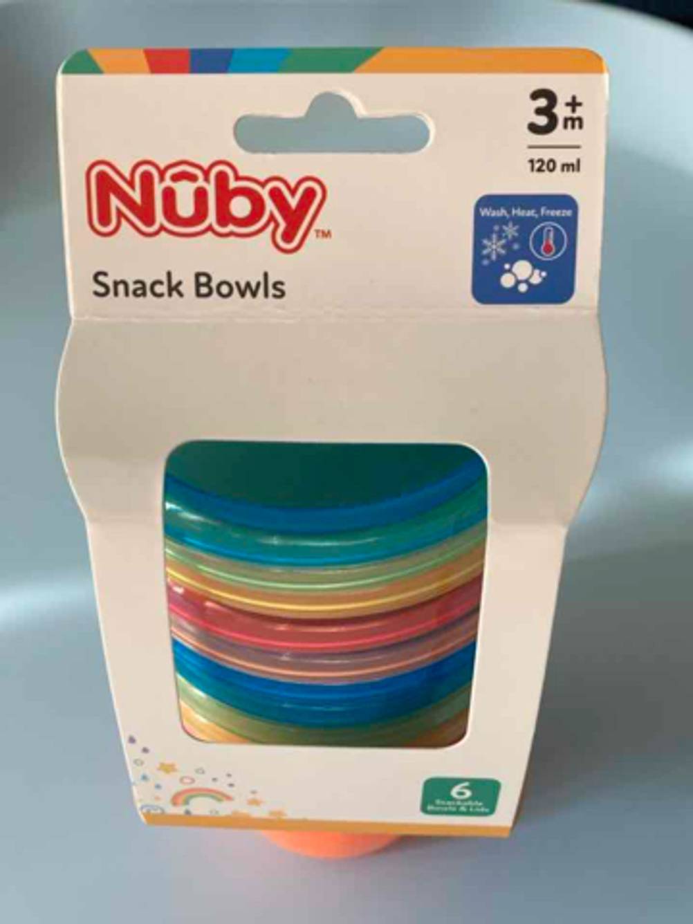 Die verpackten Breischalen im Test auf einer hellen Fläche.