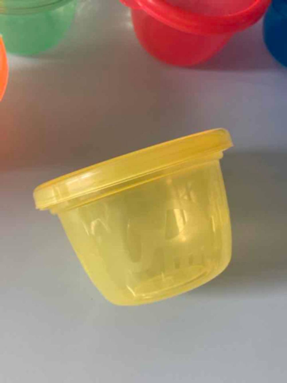 Breischalen im Test: Eine gelbe Schale mit Deckel auf einer hellen Fläche.
