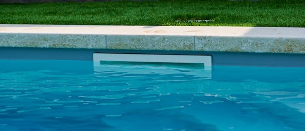 Langer, schmaler Breitmaulskimmer in einer Poolwand im Test.