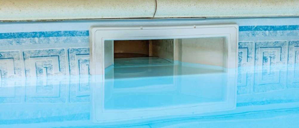 Breitmaulskimmer-Test: Ein Breitmaulskimmer eingebaut in eine Poolwand in Nahaufnahme.