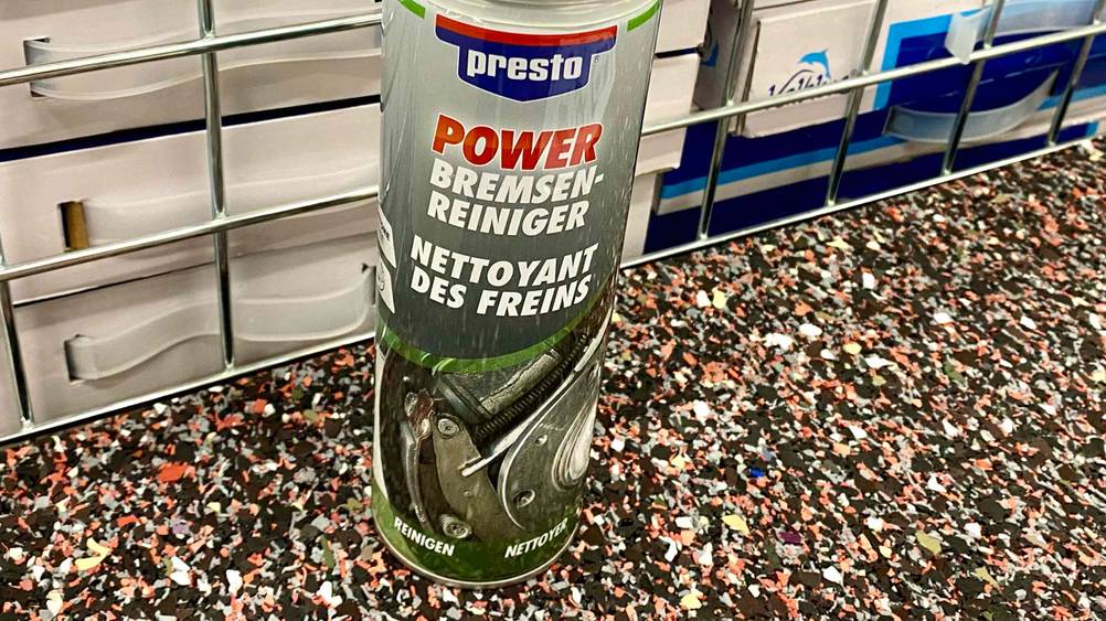 Bremsenreiniger getestet: Nahaufnahme des Labels auf der Dose mit Logo und Artkelbezeichnung.