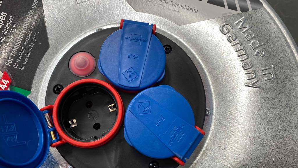Im Test: Detailansicht Steckdosen, davon eine geöffnet, einer 50 m Kabeltrommel.