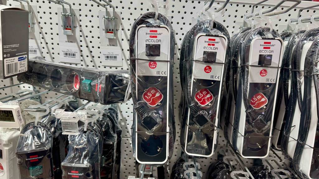 Mehrere Brennenstuhl-Steckdosenleisten hängen zum testen in einem Regal.