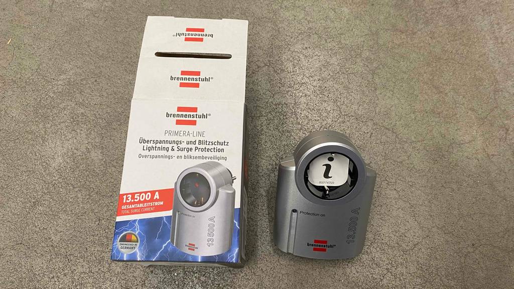 Überspannungsschutz-Test: Eine Verpackung inklusive grauem Überspannungs- und Blitzschutz von Brennenstuhl liegt auf einem Boden.