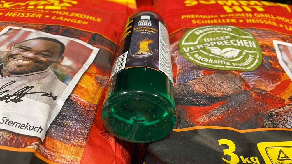 Nahaufnahme des Bodens der Flasche der getesteten Brennpaste.
