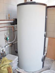Montage eines Brennwertkessels mit Wassertank.