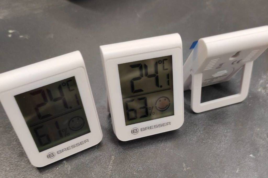 Nahaufnahme drei weißer Hygrometer im Test der Marke Bresser, inklusive LCD-Anzeige.