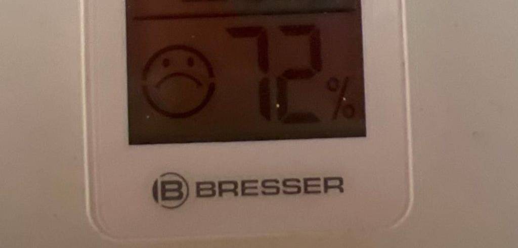 Bresser Hygrometer im Test gibt mit 72 % eine sehr hohe Luftfeuchtigkeit an, was durch ein enttäuschtes Smiley neben dem Wert hervorgehoben wird.