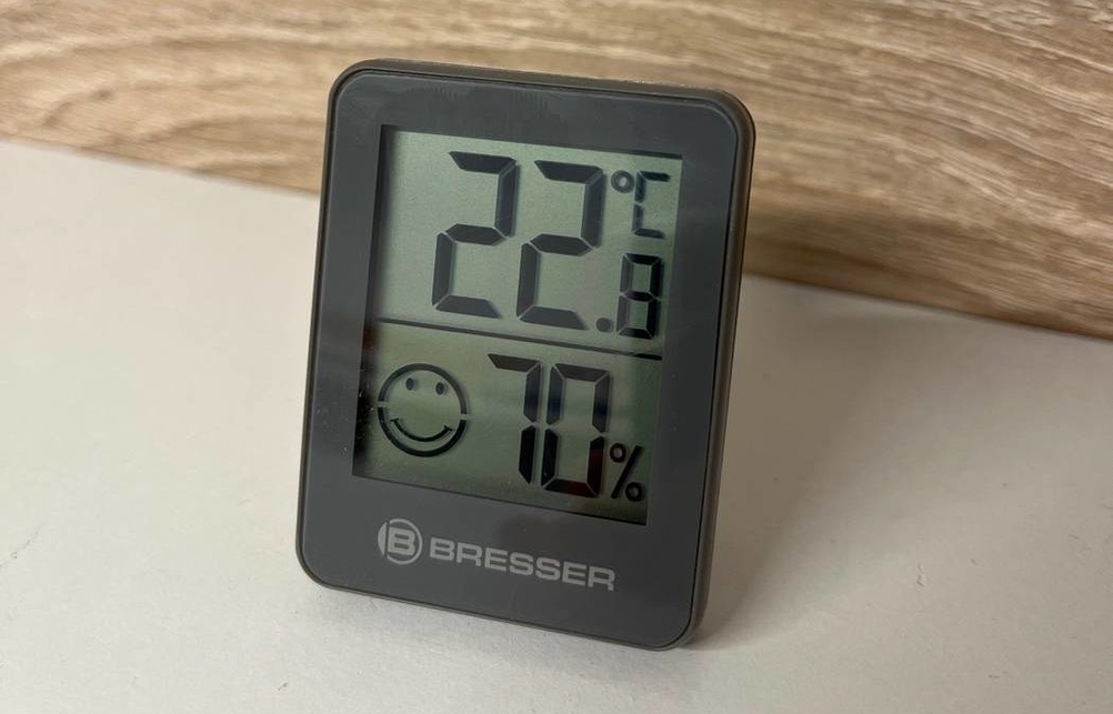 Dunkelgraues Bresser Thermometer im Test steht vor hellem Hintergrund.