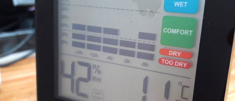 Ein Hygrometer-Display mit dokumentierter Feuchtigkeitsanzeige