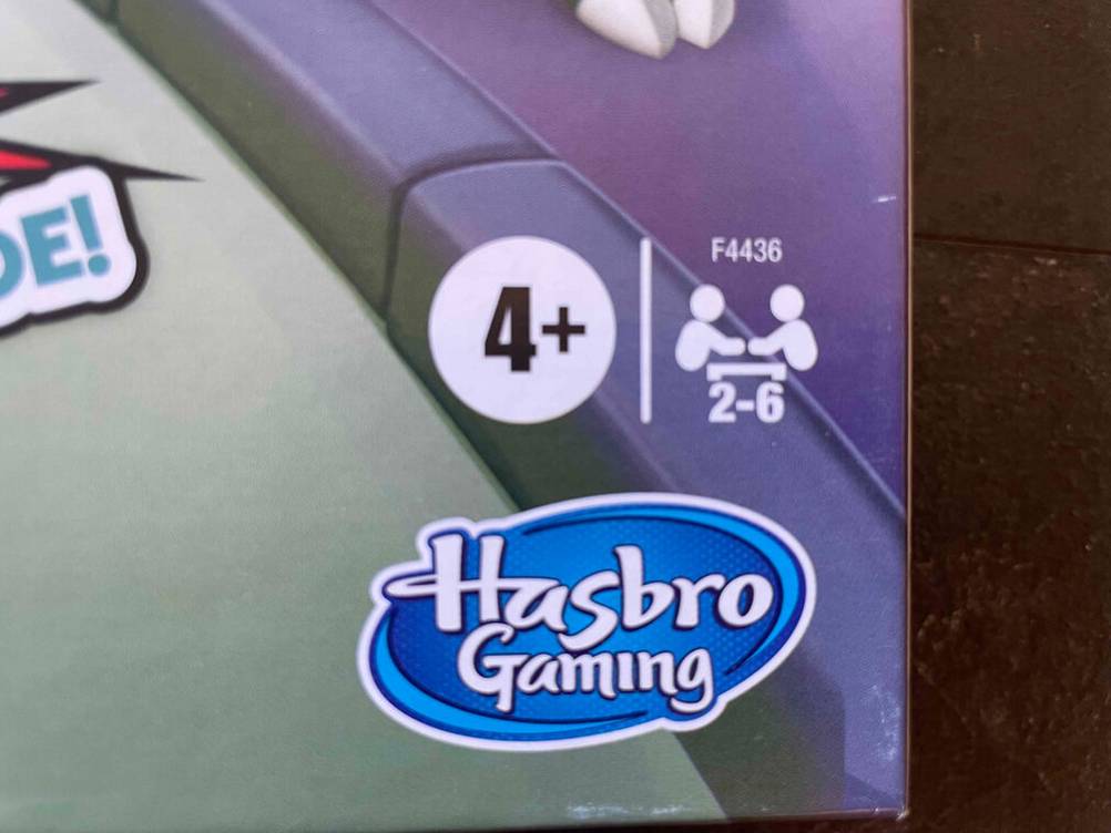 Im Test: Nahaufnahme des Herstellerlogos auf der Verpackung eines Brettspiels.
