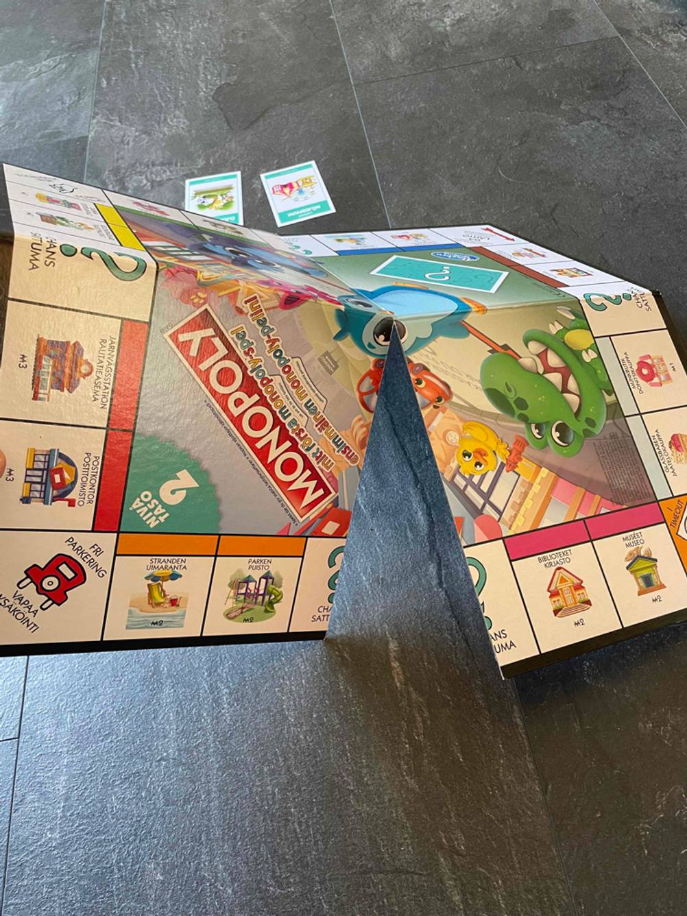 Brettspiele getestet: Ein Monopoly Spielbrett wird zusammengelegt.
