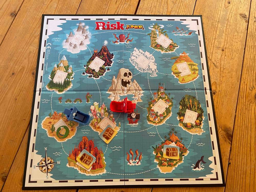 Ein getestetes Brettspiel Risiko Junior auf einer Holzfläche.
