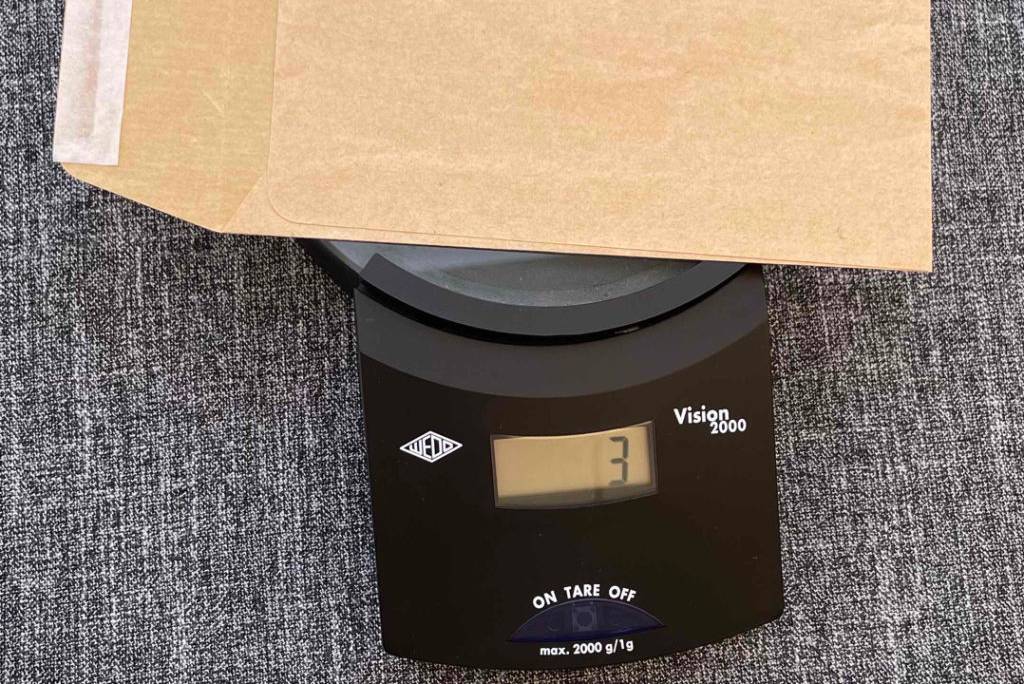 Ein Großbriefumschlag befindet sich einer getesteten Briefwaage. 