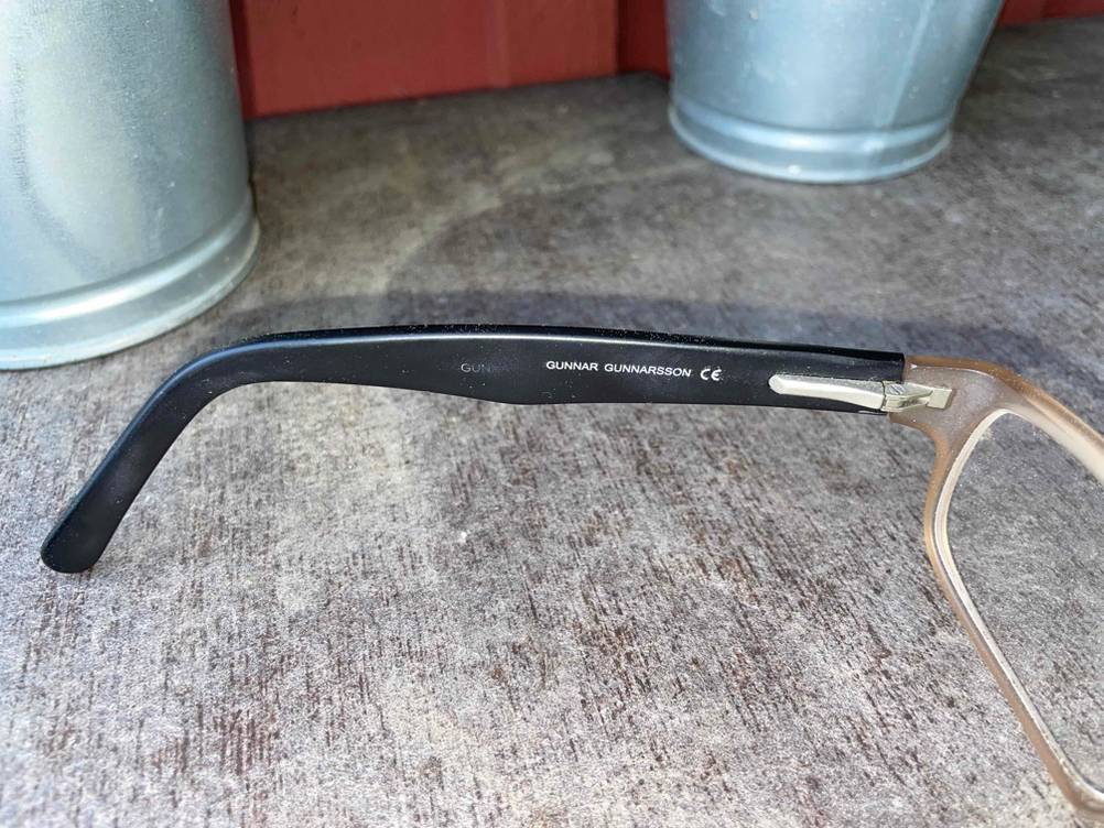 Nahaufnahme eines Bügels mit Markennamen einer getesteten Brille.