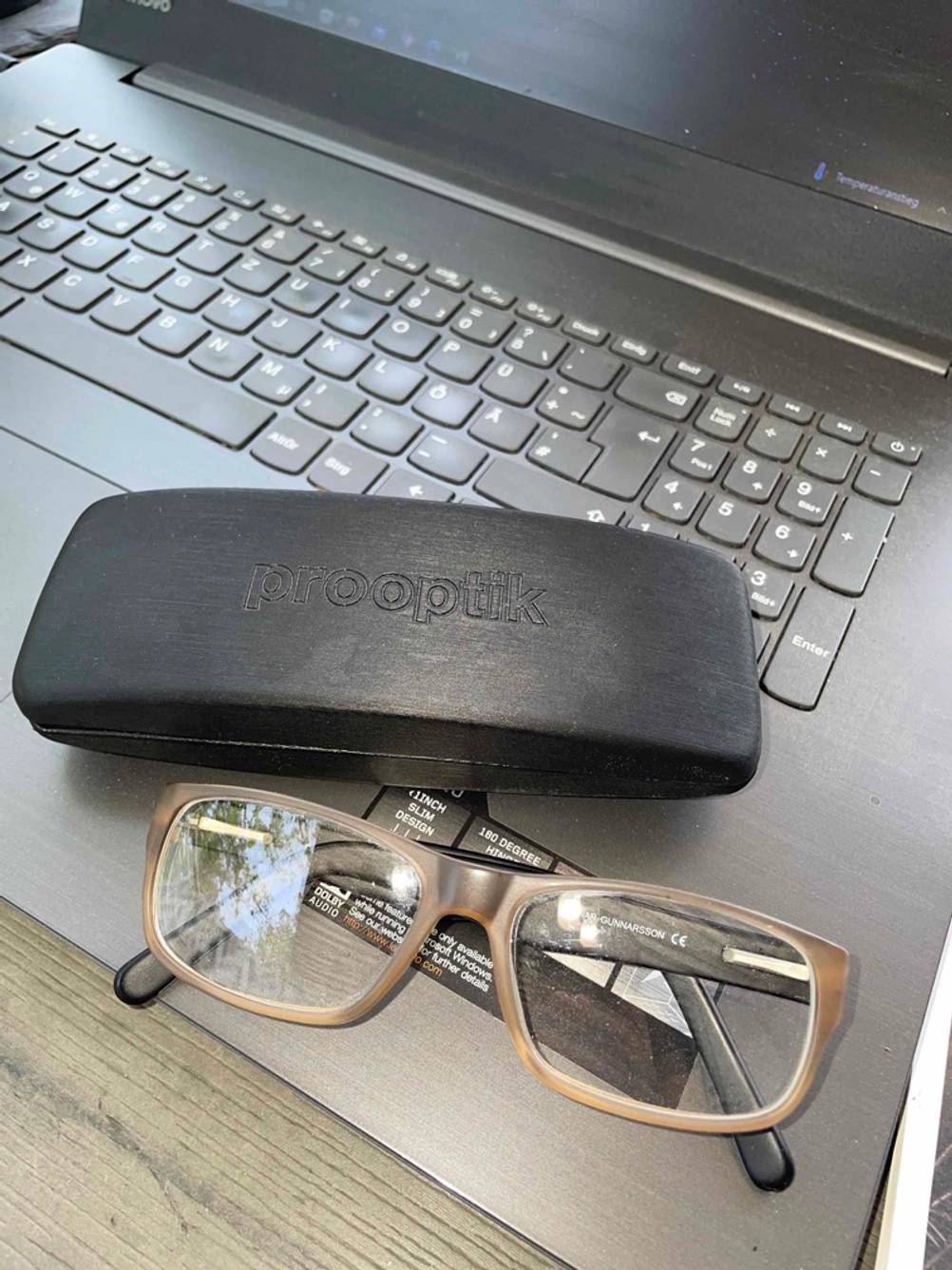 Auf einem Laptop liegt eine getestete Brille und ein Brillencase.