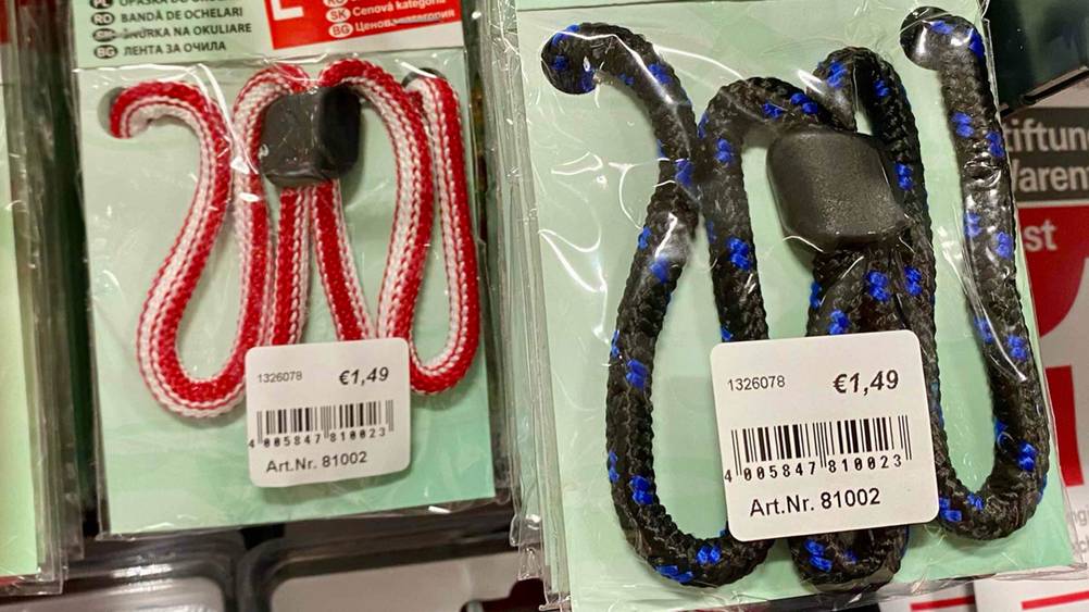 Nahaufnahme eines Brillenbandes im Test in seiner transparenten Verpackung.