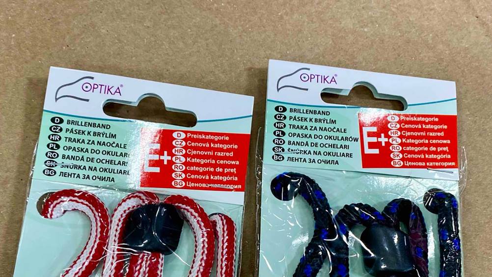 Nahaufnahme der Informationen auf der Vorderseite der Verpackung der getesteten Brillenbänder.