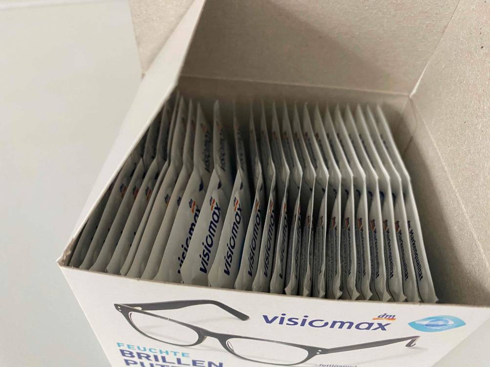 Getestet: Eine geöffnete Packung Brillenputztücher von oben, im Inneren mehrere Einzelpackungen.