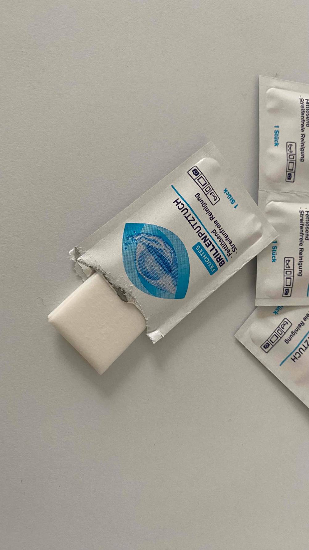 Brillenputztücher getestet: Eine aufgerissene Einzelverpackung bei der das Tuch leicht herausgezogen ist.