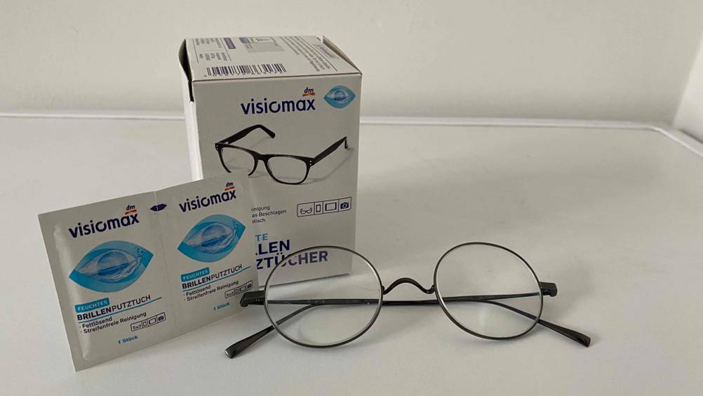 Im Test: Vor einer Packung Brillenputztücher stehen zwei Einzelpackungen und eine Brille.