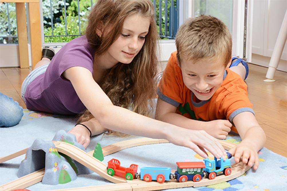 Brio-Eisenbahn im Test: Mehrere Packungen stehen neben- und aufeinander in einem Regal.