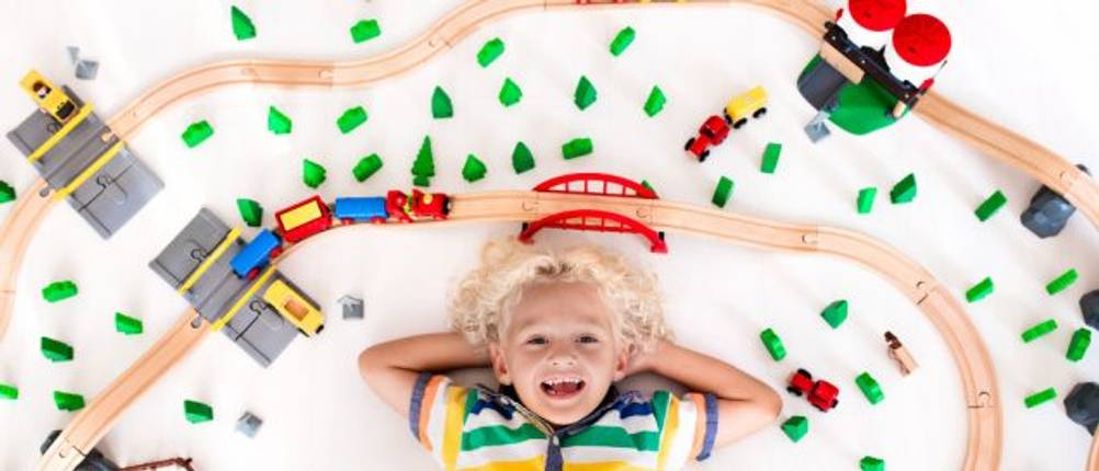 Brio-Eisenbahn-Test: Ein Junge vor einer aufgebauten Eisenbahnstrecke