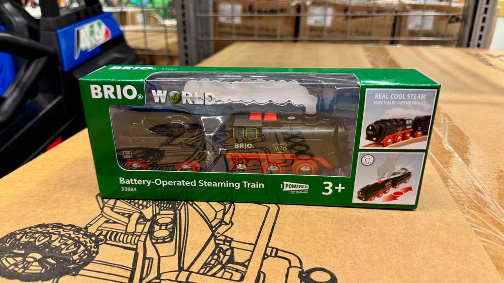 Eine verpackte Brio-Eisenbahn steht zum testen auf einem Produktkarton.