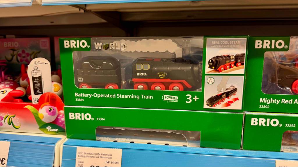 Brio-Eisenbahn im Test: Mehrere Packungen stehen neben- und aufeinander in einem Regal.
