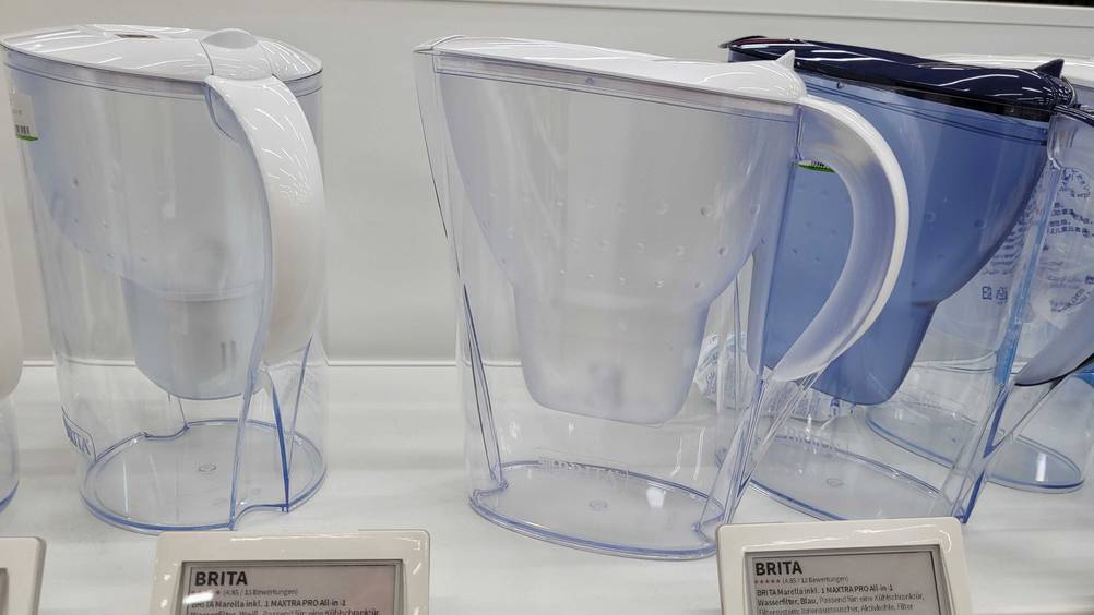 Brita-Wasserfilter-Test: Mehrere Produkte nebeneinander in einem Verkaufsregal.