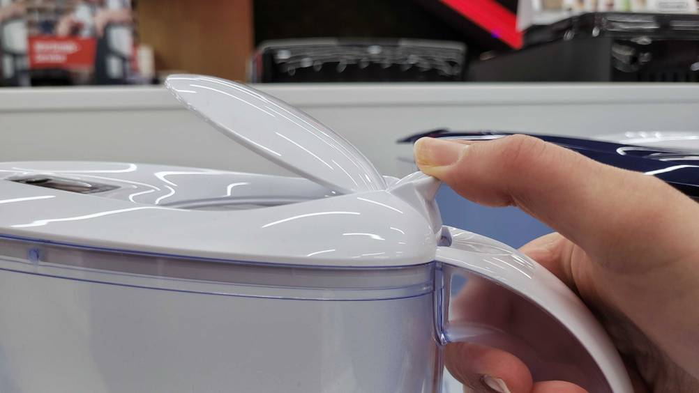 Brita-Wasserfilter getestet: Eine Hand öffnet den Deckel.