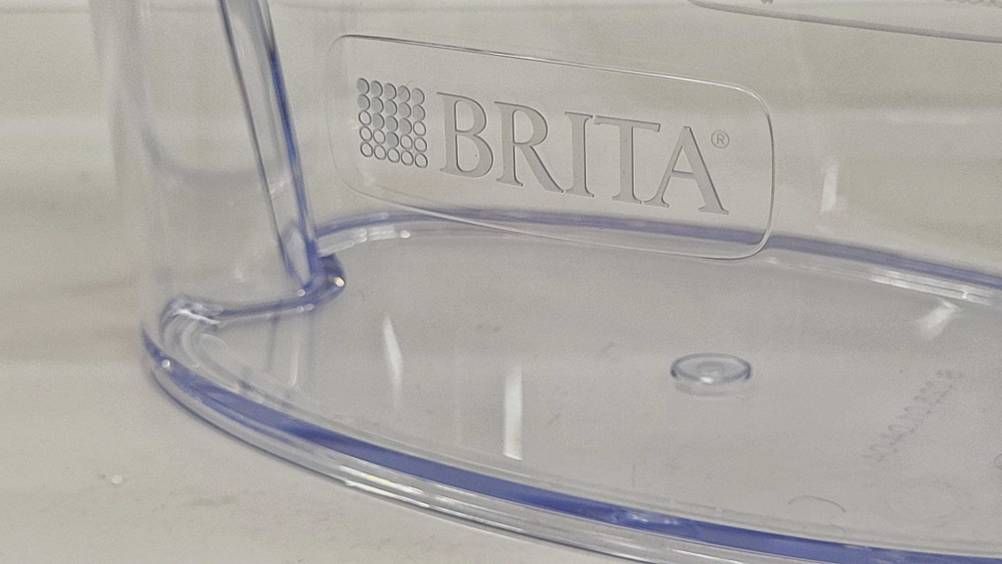 Nahaufnahme des Logos auf dem Behälter eines getesteten Brita-Wasserfilters.