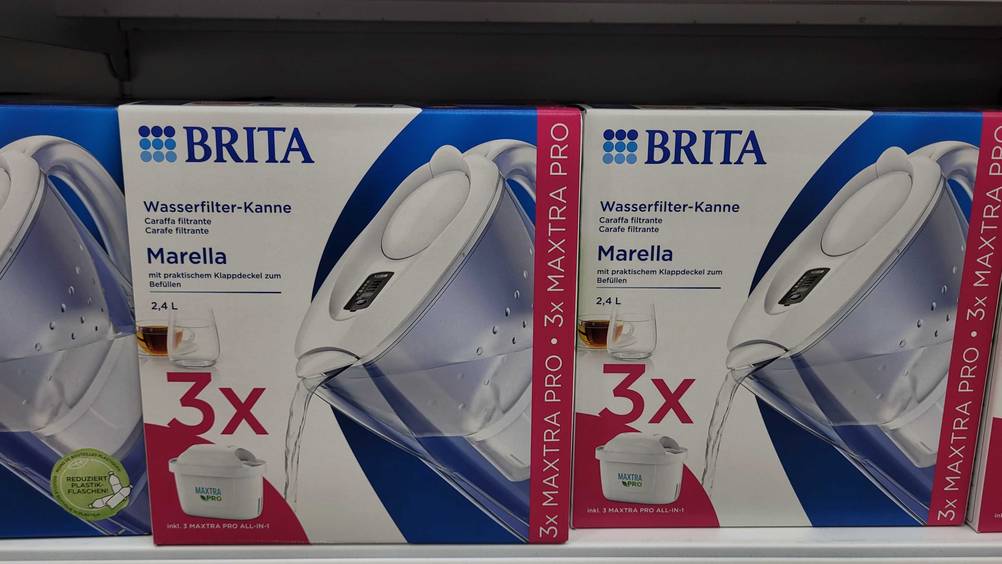 Mehrere verpackte Brita-Wasserfilter im Test in einem Verkaufsregal.