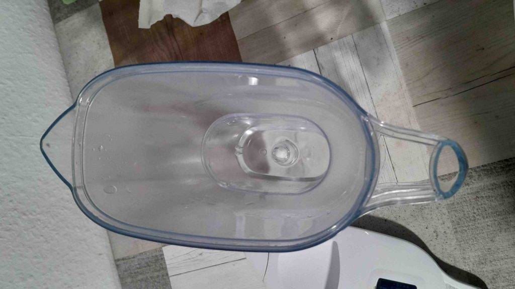 Wasserfilter-Test: Ansicht von oben auf ein transparentes Kunststoff-Gefäß der Marke Brita.